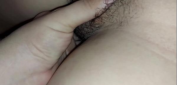  Encuentro a mi Prima viendo porno y desnuda en la cama su coño esta mojado